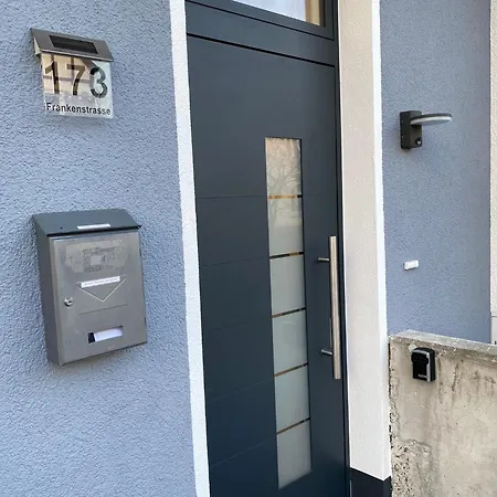 Schoene, Moderne Mit Grosszuegiger Terasse