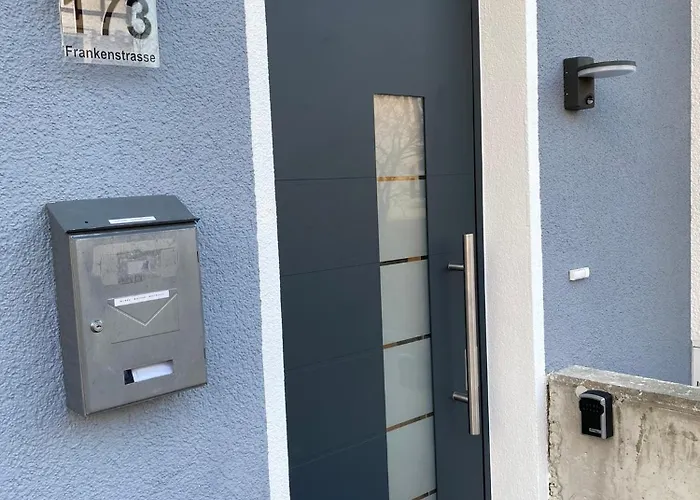 Schoene, Moderne Mit Grosszuegiger Terasse